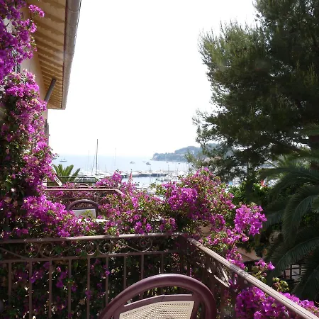 La Fregate Hotel *